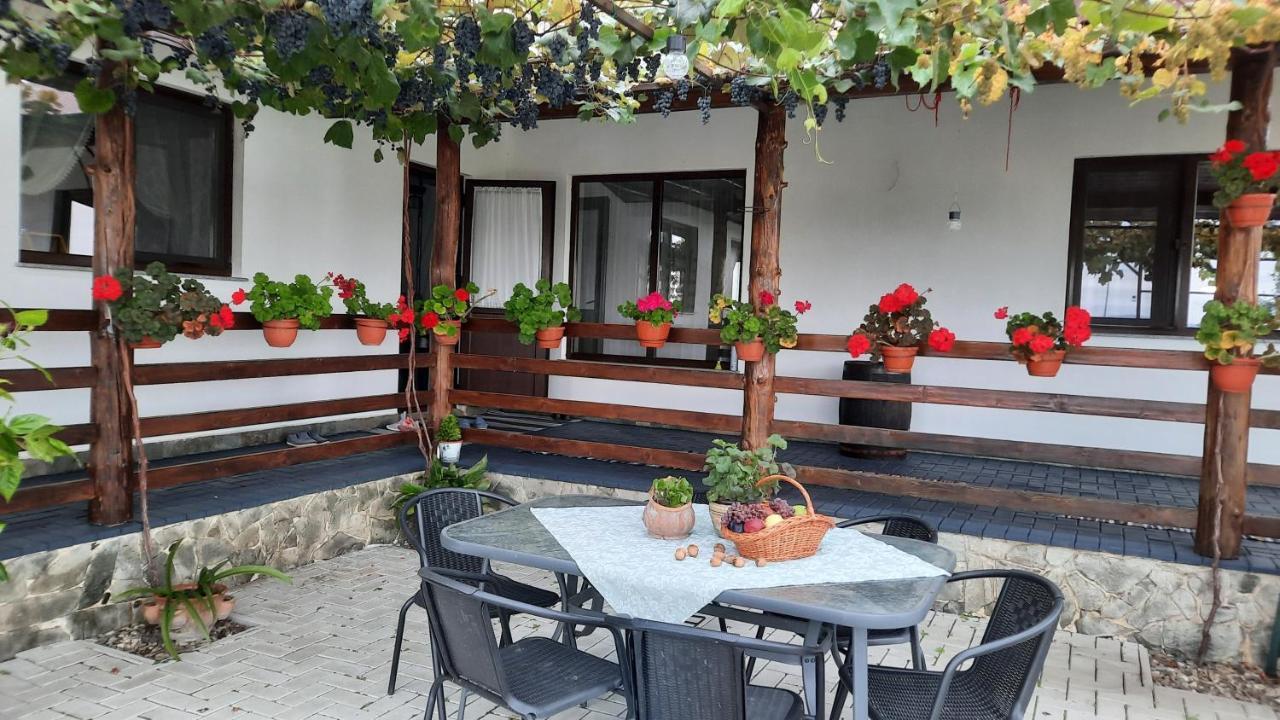 Casuta Din Deal Targu Neamt Exterior photo